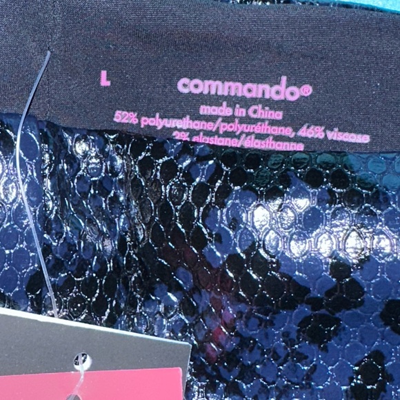 ⭐️ NWT ⭐️ Commando Faux LeatherSnakeSkin Print Navy Flare Leggings - Picture 4 of 7